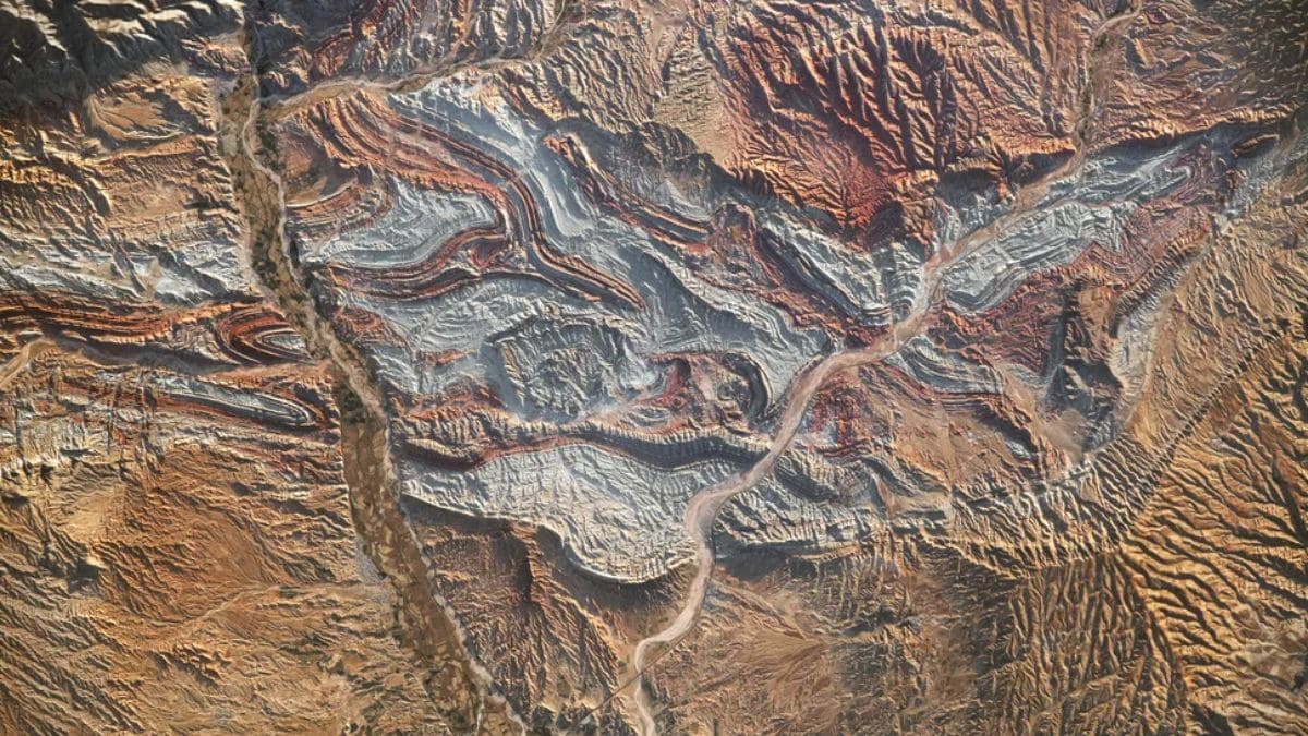 Iran’s Folded Rocks Reveal Ancient Tectonic Power at Asia-Europe Boundary