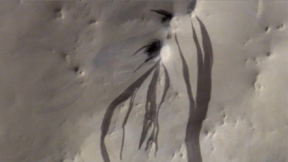 New Study Uses AI to Reveal Dry Origins of Mars’ Mysterious Slope Streaks