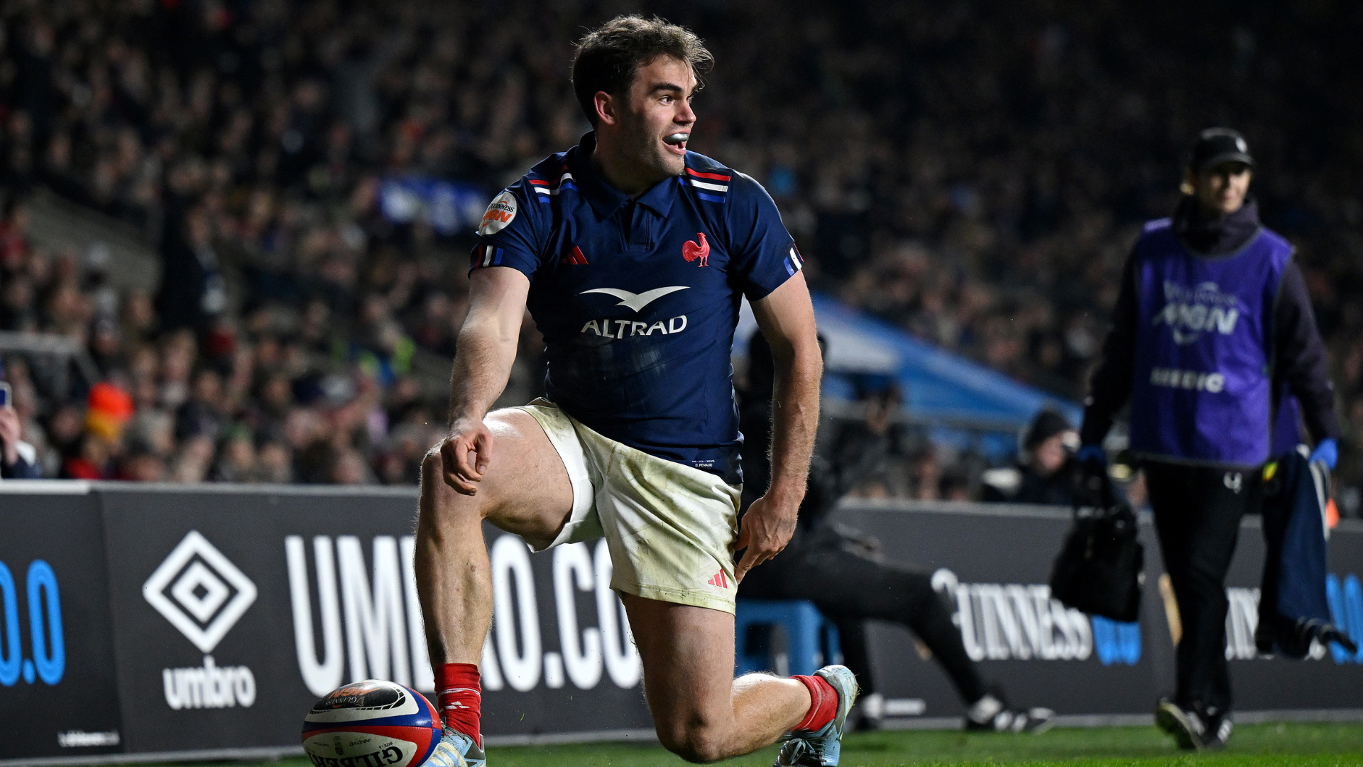Damian Penaud of France celebrates scoring his team's second try during the Guinness Six Nations 2025 match between England and France at Twickenham Stadium on February 08, 2025 in London, England.
