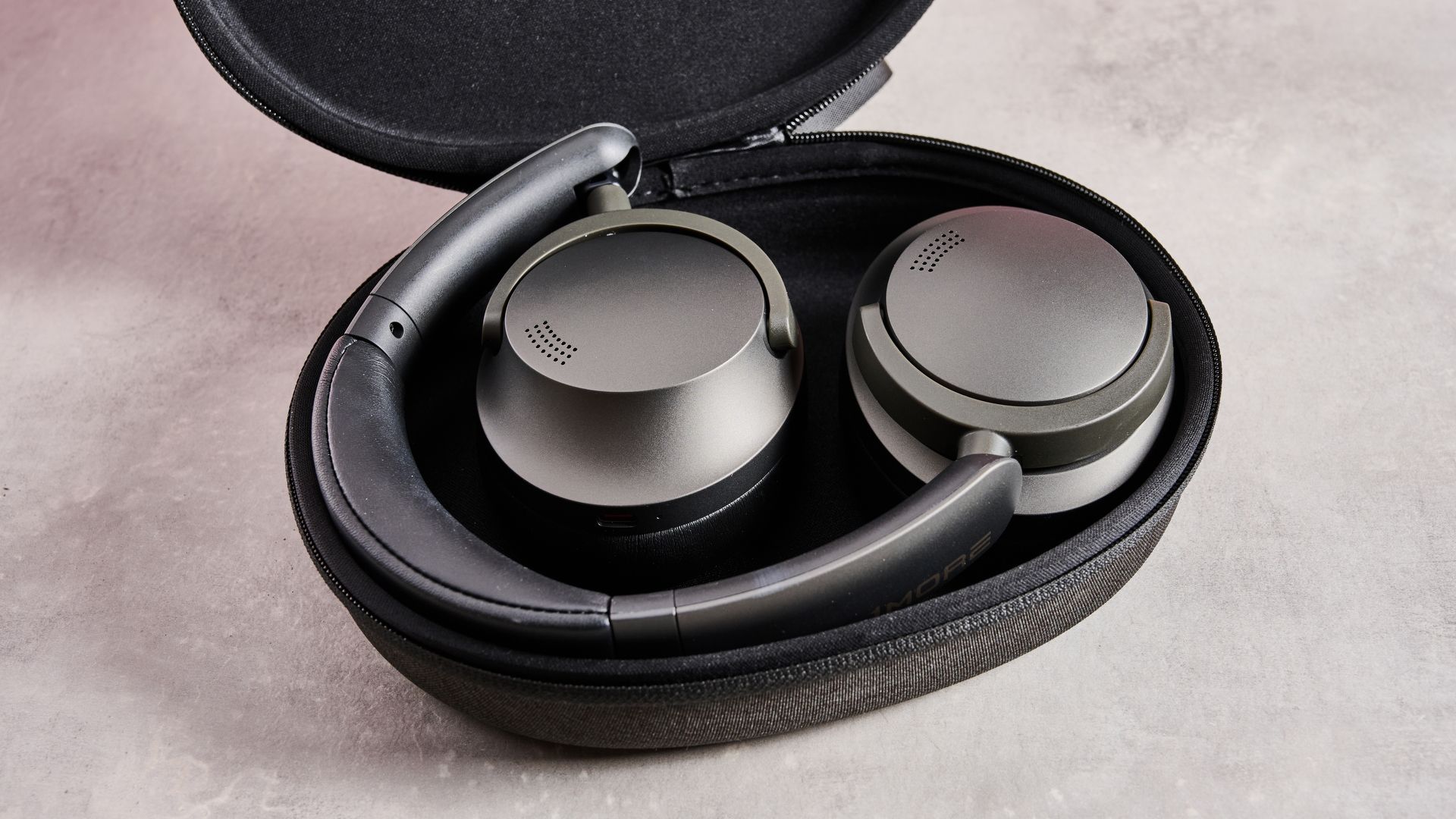 1More Sonoflow Pro HQ51 in carry case