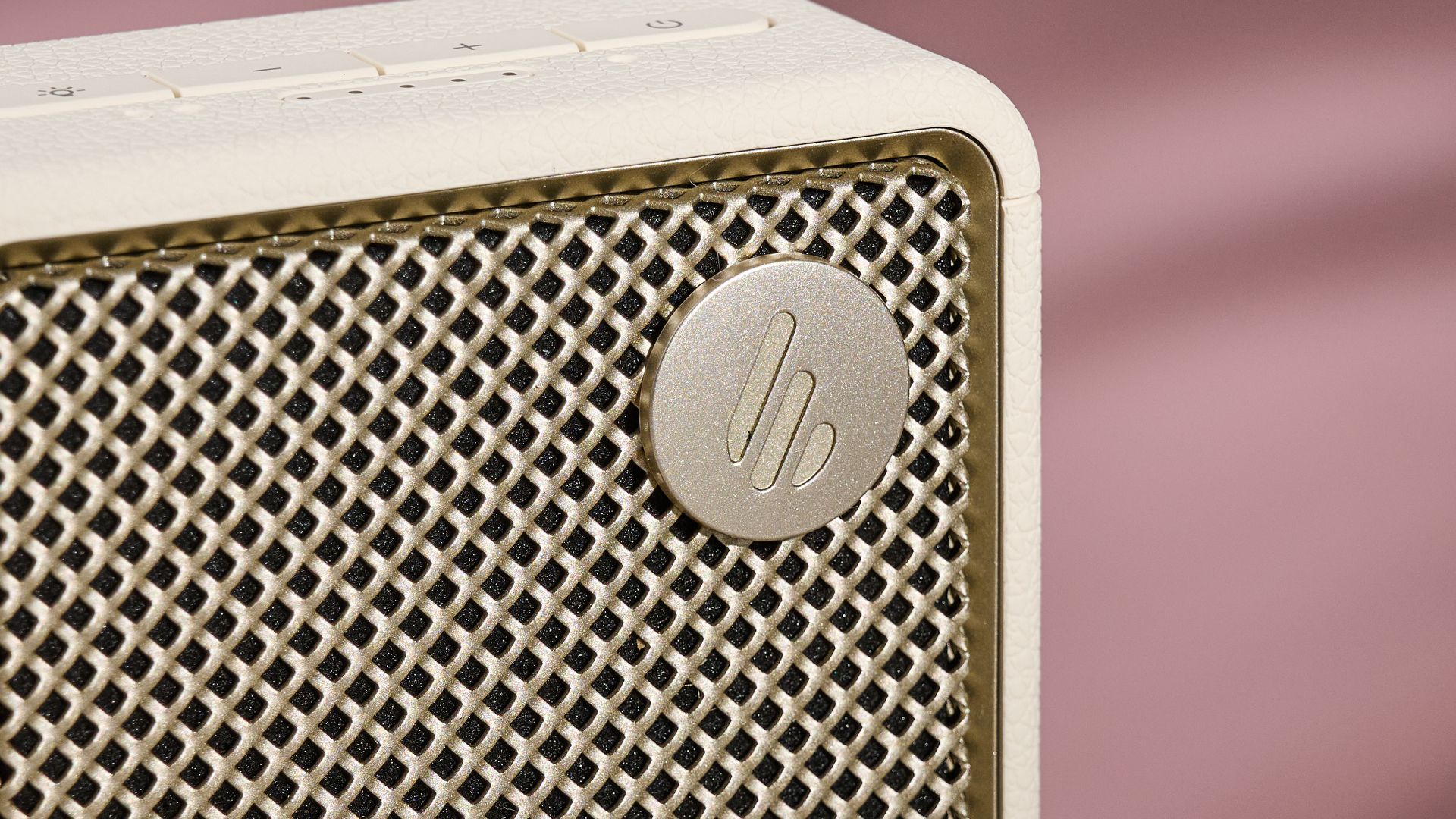 Edifier logo on the Edifier ES20