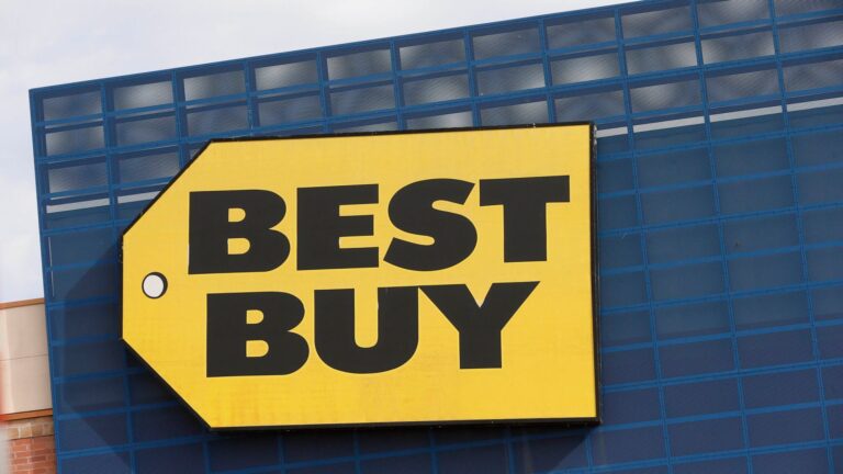 Have an old Mac, iPhone, or iPad gathering dust? Get down to Best Buy right now to trade it in for generous savings on new Apple products