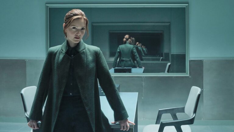 Rachel Carey (Holliday Grainger) in The Capture season 3