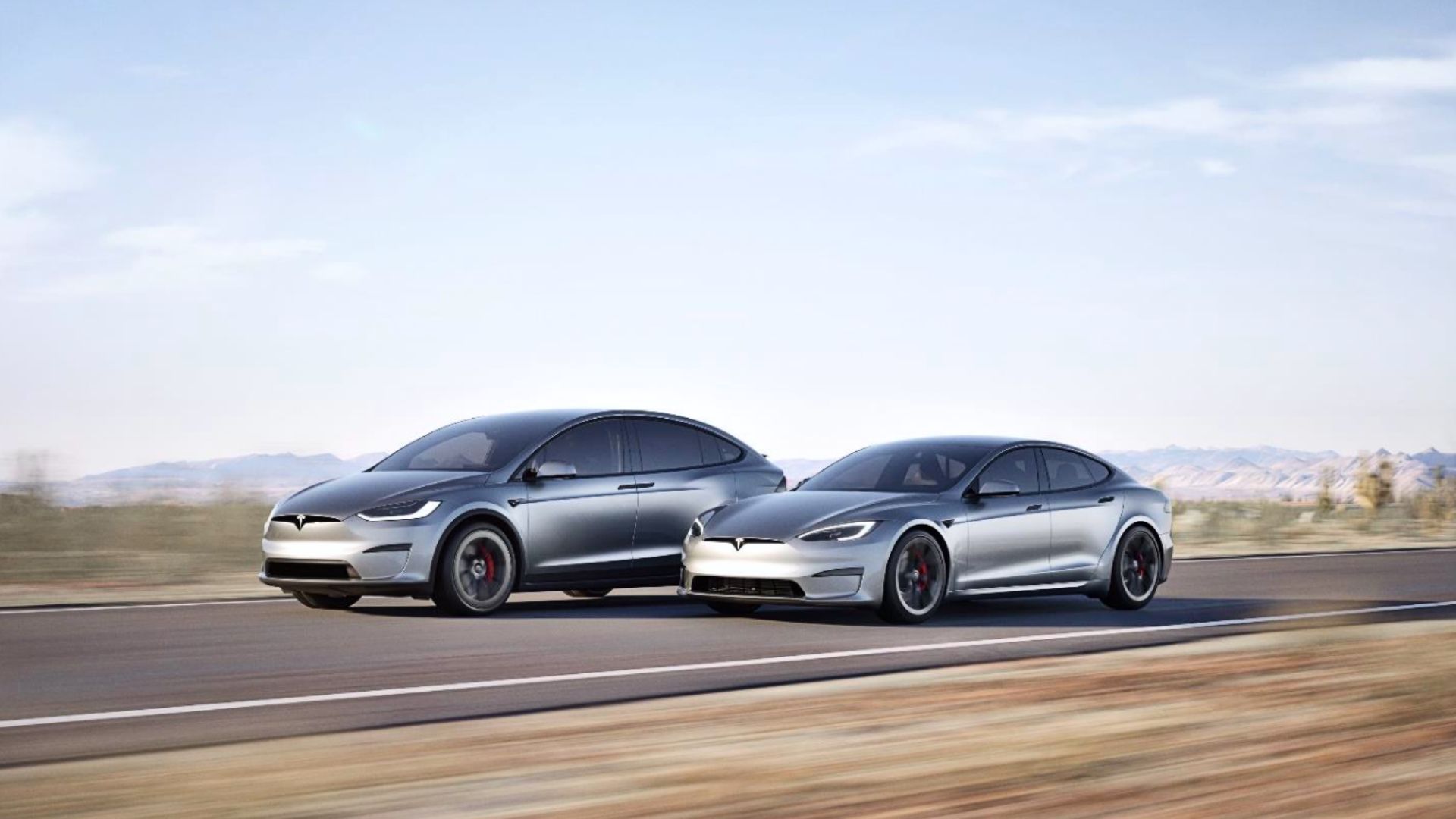 Tesla Model-S og Model-X side om side p&aring; en landevej.