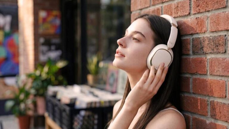 The FiiO EH13 on a woman's head.