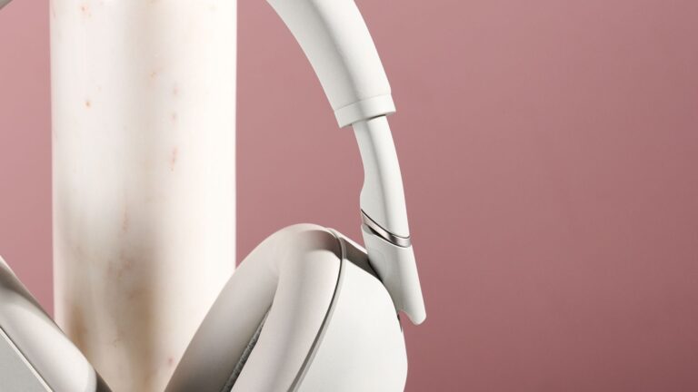 Sony WH-1000XM6 hinge