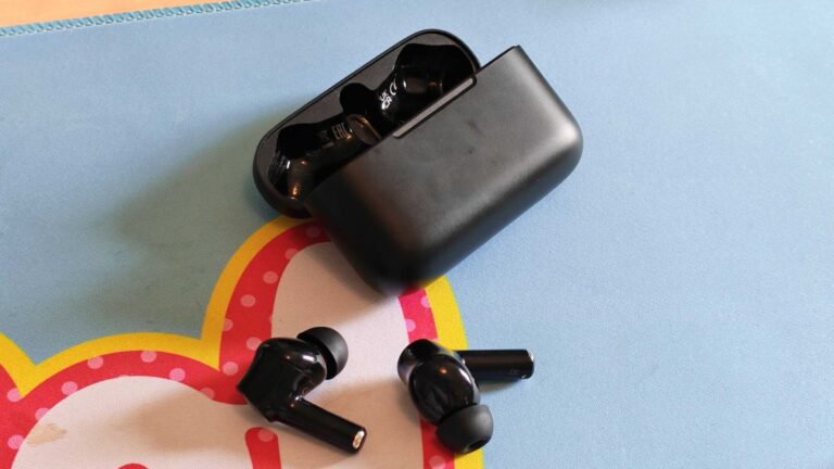Razer Hammerhead V3 HyperSpeed review: underwhelming for the price