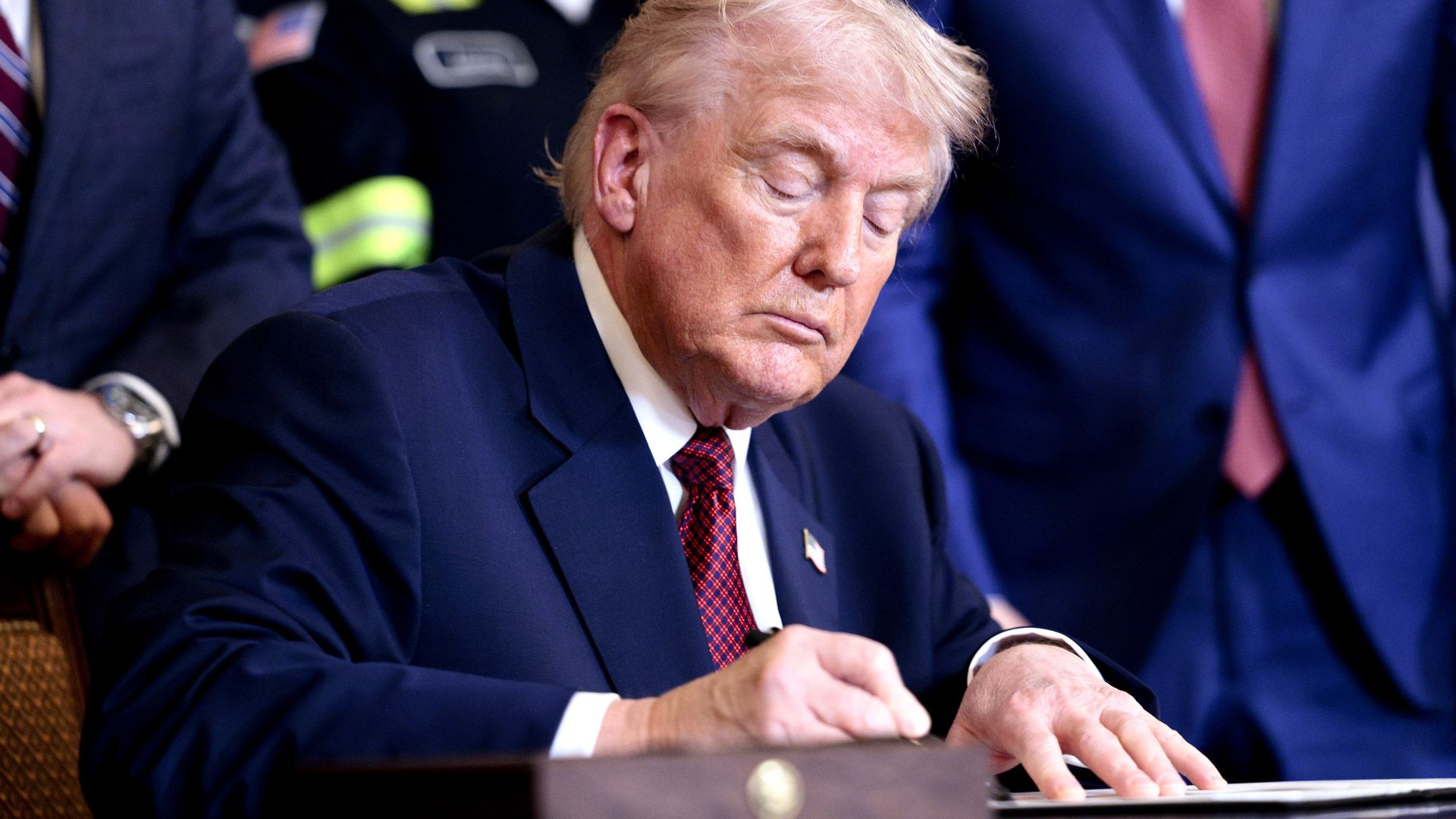 Donald Trump sings executive order