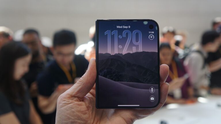 I just touched the iPhone Duo and Apple just solved the foldable crease problem in the most wonderfully basic way