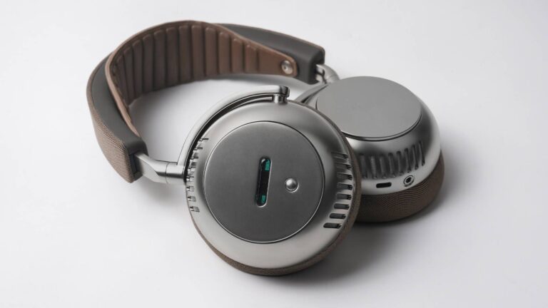 The &Eacute;coute TH2 in Nickel on a gray background.