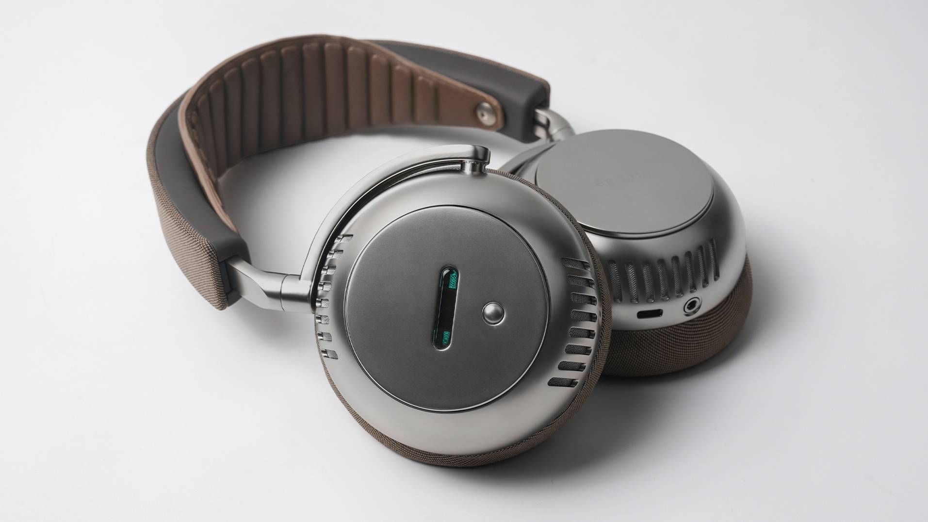 The &Eacute;coute TH2 in Nickel on a gray background.