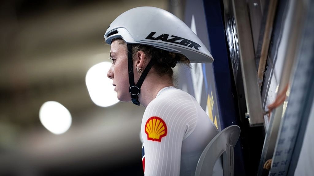 A side-on shot of Emma Finucane, wearing a cycling helment.
